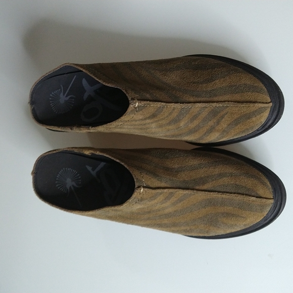 OTBT Split In Tiger Print Chunky Heel Block Mules - Picture 3 of 6